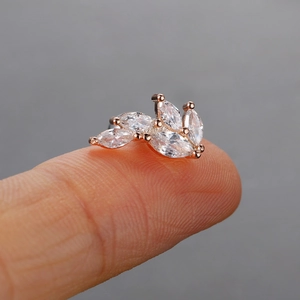 Detaillierte Makroansicht des Ohrsteckers mit marquiseförmigem Zirkonia in Roségold