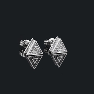 Vue détaillée de boucles d'oreilles triangulaires argentées avec zircons sur fond noir