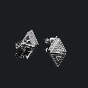 Gros plan de boucles d'oreilles triangle hip-hop avec métal argenté brillant et micro-pavé CZ