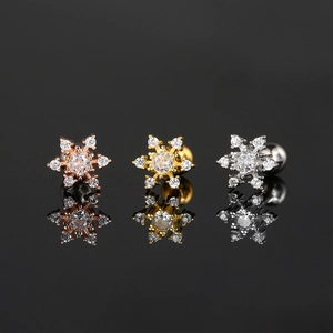 Tres aretes de copo de nieve en oro, plata y oro rosa con incrustaciones de circón