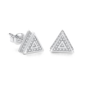 Détail des boucles d'oreilles triangulaires hip hop avec sertissage de zircons