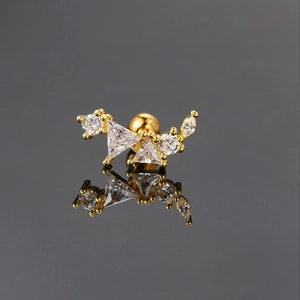 Makroaufnahme von Gold-Knorpelstecker mit Marquise- und runden Zirkonia aus Edelstahl