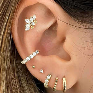 Goldenes Edelstahl Zirkonia Blumen Ohrstecker Set für mehrere Piercings im Ohr