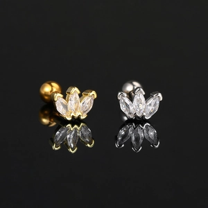 Makroaufnahme von Kronen-Ohrsteckern mit Marquise-Zirkonia und Schraubverschluss