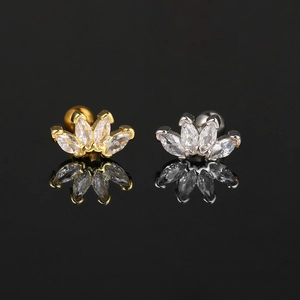 Detailaufnahme der silbernen und goldenen Marquise-Zirkonia-Ohrstecker auf schwarzem Spiegel