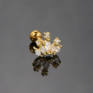Detailansicht eines goldenen Kronen-Knorpelsteckers mit Zirkonia und Schraubverschluss