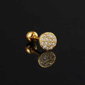 Goldener runder Piercing-Stecker mit Zirkonia-Steinen und Schraubverschluss auf Spiegel