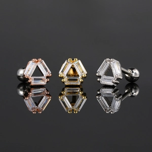 Vista macro de pendientes de triángulo con circón en oro rosa, oro y plata fina