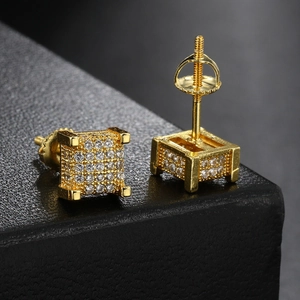 Makroaufnahme quadratischer Gold-Ohrstecker mit Zirkonia-Besatz und Schraubverschluss