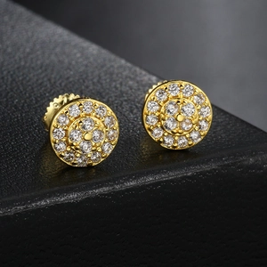 Primer plano de pendientes redondos tipo halo bañados en oro 18K con circonitas pavé