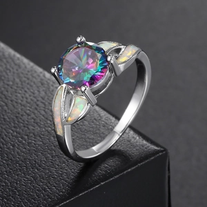 Bague élégante avec topaze mystique et feuilles d'opale sur anneau plaqué argent