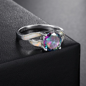 Vue détaillée de la bague à quatre griffes avec zircon arc-en-ciel et incrustation d'opale