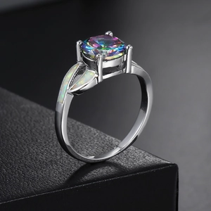 Bague élégante à quatre griffes avec gemme arc-en-ciel ronde et accents d'opale