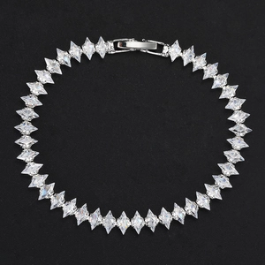 Dettaglio del bracciale tennis in argento con zirconi marquise e chiusura pieghevole