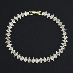 Dettaglio del bracciale tennis dorato con zirconi taglio marquise e chiusura a scatto ferma