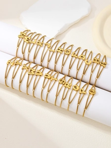 Gedetailleerde reeks vergulde armbanden met 26 3D hoofdletterhangers in een luxe display