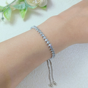 Dettaglio del bracciale tennis in argento con zirconi a rombo e chiusura a scorrimento regolabile
