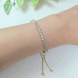 Dettaglio del bracciale tennis dorato con zirconi taglio marquise e chiusura regolabile