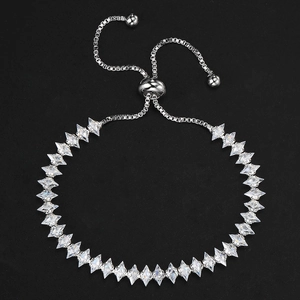 Dettaglio del bracciale tennis regolabile in argento con zirconi a taglio marquise