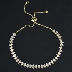 Dettaglio del bracciale tennis dorato regolabile con zirconi cubici a rombo