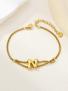 Detail van vergulde roestvrijstalen dubbele boxketting armband met letter N hanger