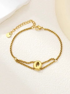 Detailopname van de vergulde letter Q-hanger met een verstelbare box-ketting schakel