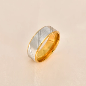 Bague bicolore en acier inoxydable avec texture brossée argentée et intérieur poli doré