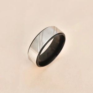 Bague moderne bicolore en acier inoxydable avec surface argentée et anneau noir