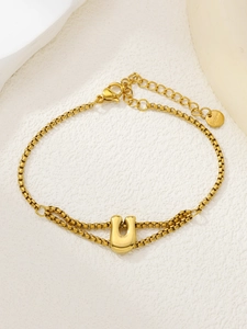 Detail van vergulde roestvrijstalen boxketting armband met U-hanger en S-stalen label