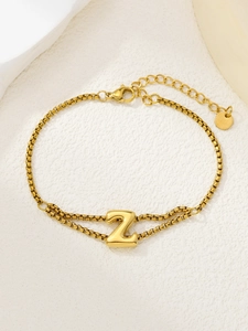 Gedetailleerd zicht op een vergulde roestvrijstalen armband met een letter Z hanger