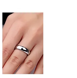 Anello in acciaio al titanio lucido con design ad arco tondo minimalista per uomo e donna