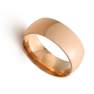 Detailopname van een gepolijste roségouden ring van titaniumstaal met spiegelafwerking