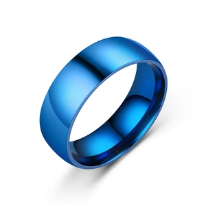 Macro-detail van hooggepolijste elektrisch blauwe titanium stalen ring met spiegel