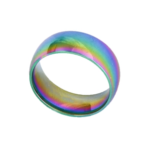 Detailopname van regenboog titaanstalen ring met gepolijst oppervlak en kleurverloop