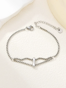 Detail van zilveren roestvrijstalen dubbele boxketting armband met karabijnsluiting