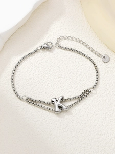 Macro-opname van roestvrijstalen dubbele kettingarmband met gepolijste letter K hanger