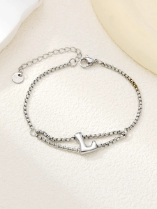 Detail van zilveren dubbele ketting roestvrijstalen armband met letter L hanger en sluiting
