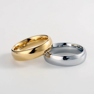 Anelli di coppia lucidi da 6 mm in acciaio inossidabile oro e argento su sfondo pulito