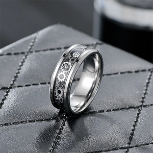 Macro d'une bague en titane argentée avec motif engrenage noir sur cuir noir