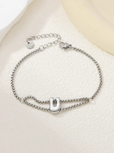 Detail van zilveren roestvrijstalen box-kettingarmband met U-vormige bedel en karabijnslot