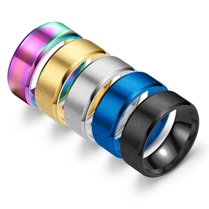 Detail matt gebürsteter Titanstahlringe in Regenbogen, Gold, Blau und Schwarz-Finish
