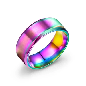 Detail eines gebürsteten Regenbogen-Titanstahlrings mit mattem Finish und Fasen