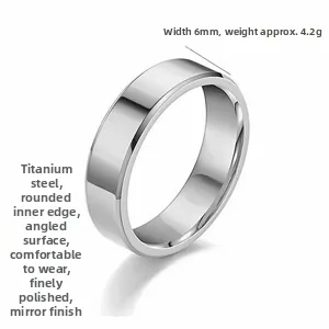 Détail de la bague en acier titane 6mm polie avec bords biseautés et coupe confort