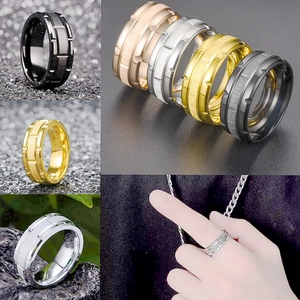 Detail van titaniumstalen ringen met geborstelde afwerking en geometrische groefpatronen