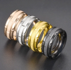 Detailopname van titaniumstalen ringen in goud, zilver, roségoud en zwart met textuur
