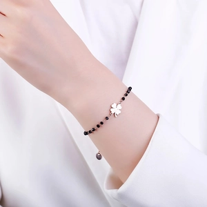 Elegantes Armband aus Roségold mit schwarzen facettierten Perlen und Kleeblatt-Anhänger