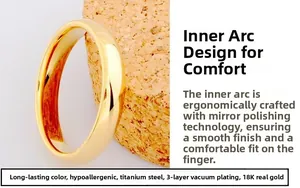 Gros plan d'une bague en acier titane plaqué or 18 carats avec arc intérieur ergonomique