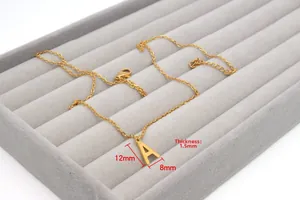 Detailansicht des 1,5mm dicken goldenen Buchstaben-A-Anhängers aus Edelstahl
