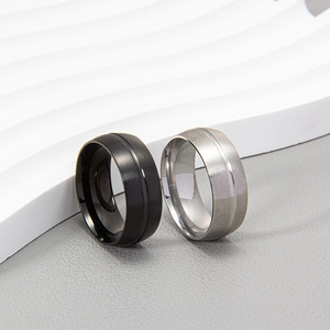 8mm matte schwarze und gebürstete silberne Edelstahlringe mit mittiger Rillengestaltung