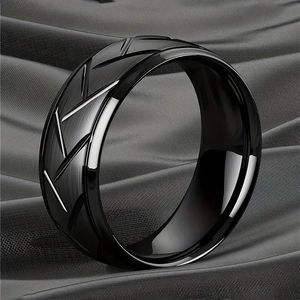 Anello da uomo in acciaio al titanio nero con finitura spazzolata e solchi diagonali